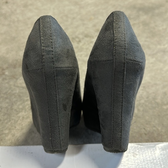 Aldo Halik Grey Suede Wedges Platforms Size 6.5 PreOwned - Picture 5 of 7